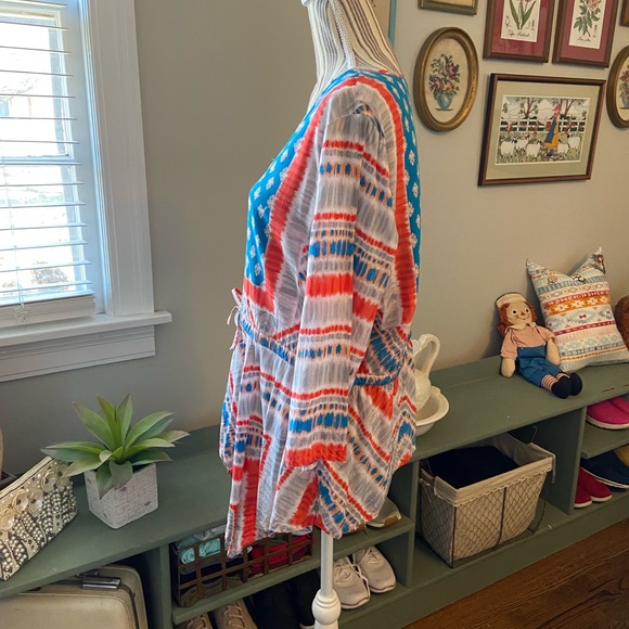 Tolani Collection woven v neck top with asymmetric hem - Picture 4 of 8